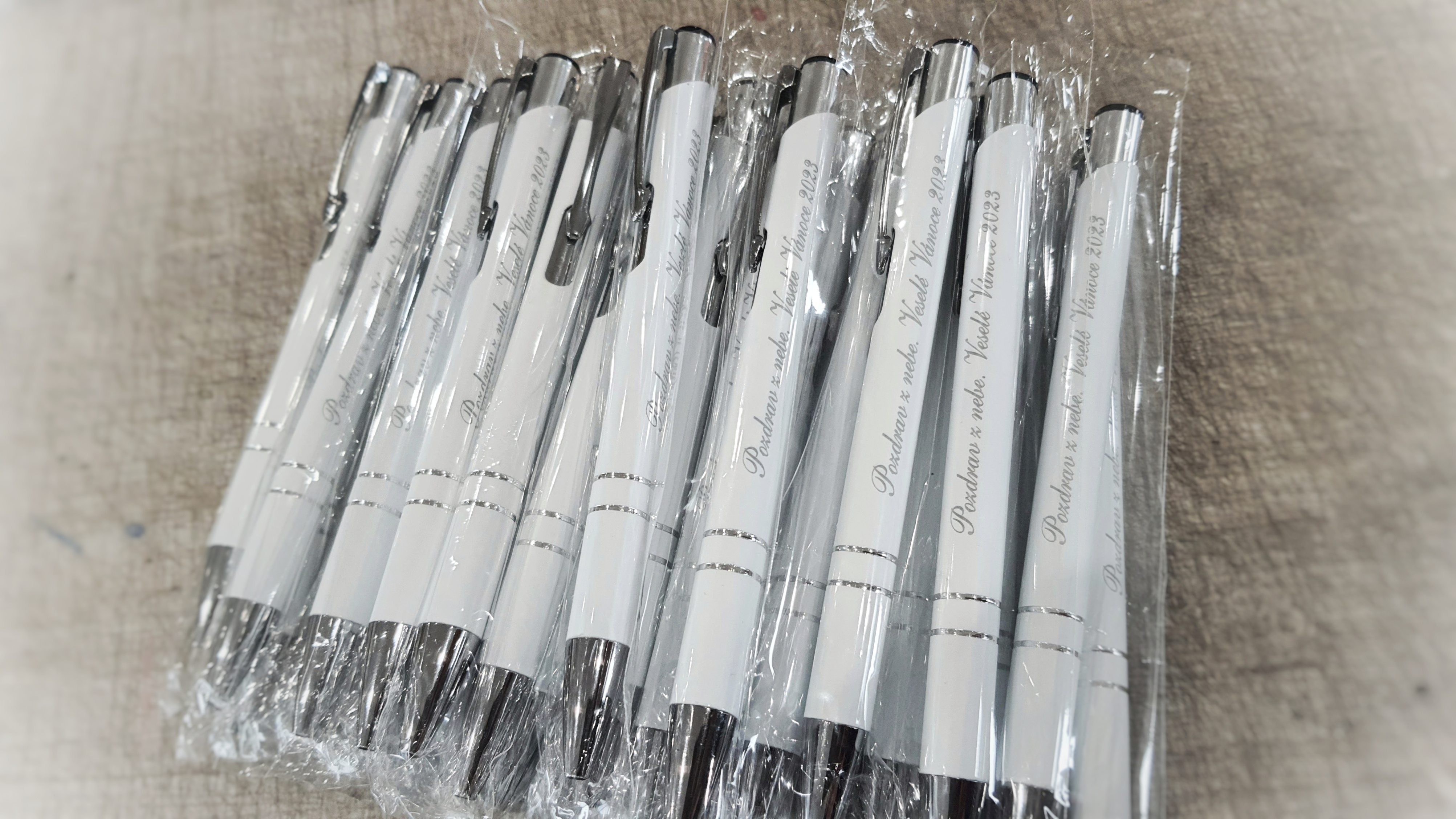 Propisky s vlastním textem - bílé